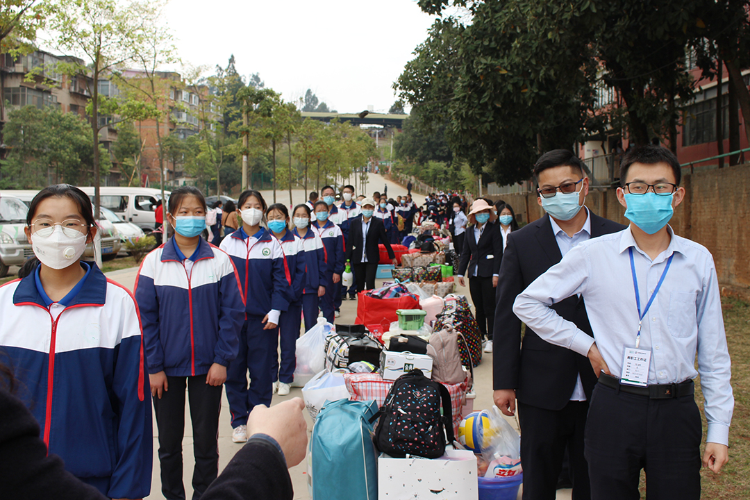 学生排队测体温1.JPG