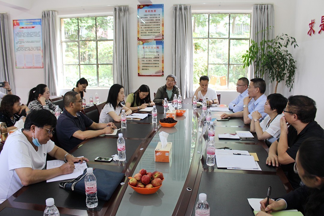 领导座谈.JPG 领导座谈.JPG