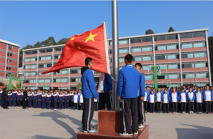 本周升旗仪式由叶子同学主持,学生会副主席王露橦作国旗下讲话,讲话的